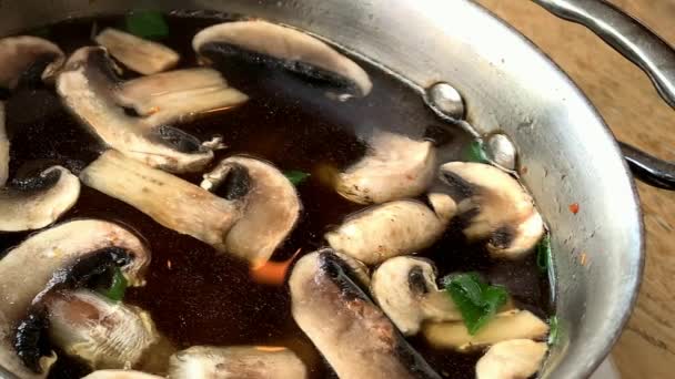 Sopa Japonesa Caliente Con Champiñones Fideos Tofu Una Sartén Metal — Vídeos de Stock