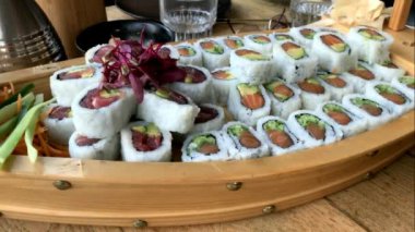 Suşi karides, avokado, ton balığı, somon balığı. Suşi menüsü. Japon yemeği..
