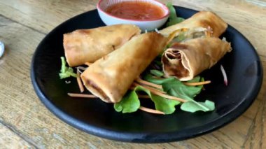 Yumurtalı börek. Etle doldurulmuş hamur köfteleri. Japon ya da Çin mezeleri