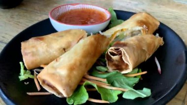 Yumurtalı börek. Etle doldurulmuş hamur köfteleri. Japon ya da Çin mezeleri