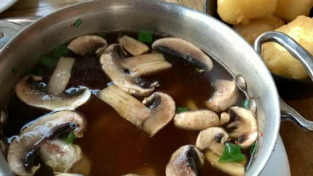 Hot Japanese soup with mushrooms, noodles and tofu in a metal pan. 4K — Stock Footage Hot Japanese Soup Mushrooms Noodles Tofu Metal Pan Royalty Free Stock Footage