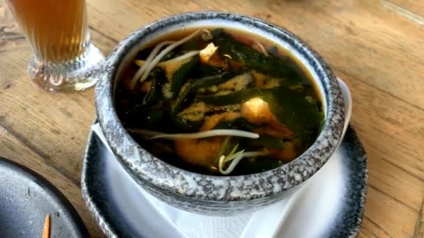 大瓷碗里有味的汤 它是日本的传统食品 主要的配料有味面糊 蘑菇等 — 图库视频影像
