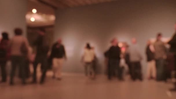 Blick Auf Menschen Die Während Eines Ausstellungsbesuchs Einer Kunstgalerie Spazieren — Stockvideo