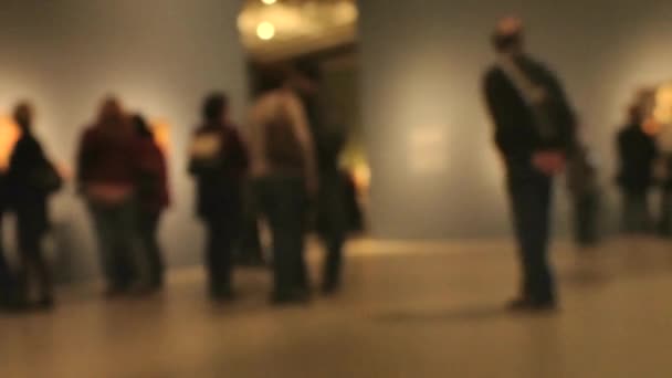 参观艺术展览馆时 人们散步的景象 背景与有意模糊效果贴切 — 图库视频影像