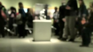 Sanat galerisi ziyareti sırasında yürüyen insanların görüntüsü. Kasıtlı olarak bulanık etki gösteren bir arka plan. 4K