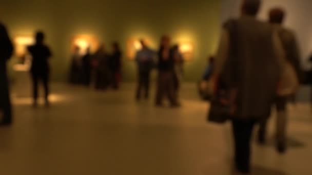 Vista Personas Caminando Durante Una Visita Una Galería Arte Antecedentes — Vídeo de stock