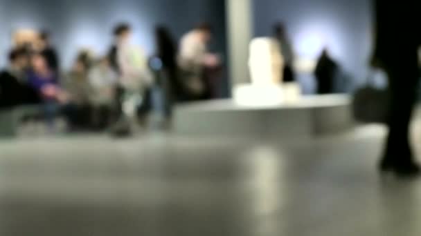 Sanat Galerisi Ziyareti Sırasında Yürüyen Insanların Görüntüsü Kasıtlı Olarak Bulanık — Stok video