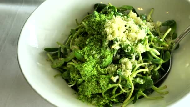 Ensalada Brotes Girasol Plato Blanco Sobre Mesa — Vídeo de stock