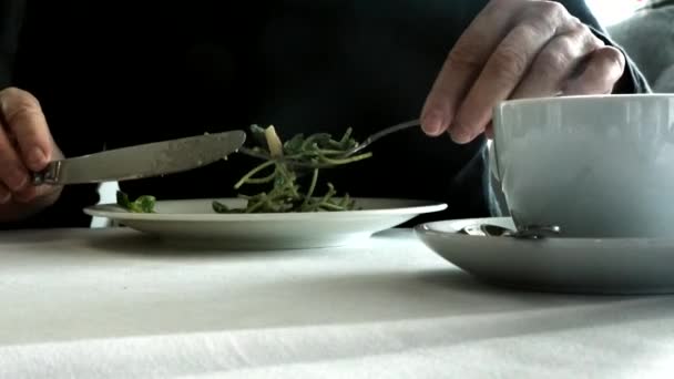 Mulher Comendo Salada Girassol Brotos Prato Branco Mesa — Vídeo de Stock