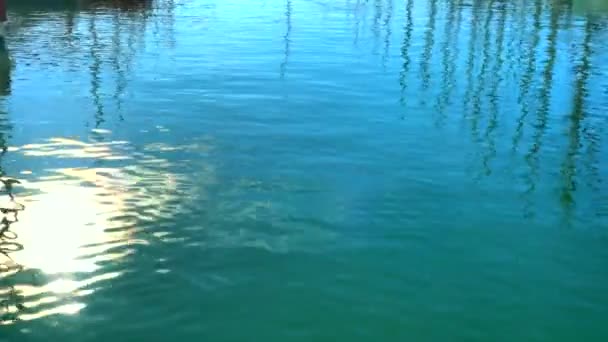 ภาพสะท อนในน าทะเลของเสาเร อยอชท ในท าเร ความละเอ — วีดีโอสต็อก