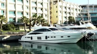 HERZLIYA, ISRAEL - 19 Ocak 2019 Herzliya Marina 'da yelkenli tekneleri. İsrail 'in en büyük marinası. Mega yatlar da dahil olmak üzere her boyuttaki yatlara demirleme yerleri sağlıyor. 4K