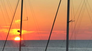 Önünde yatların direkleri olan güzel bir gün batımı. 4 bin. Zaman aşımı