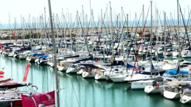 HERZLIYA, ISRAEL - 19 Ocak 2019 Herzliya Marina 'da yelkenli tekneleri. İsrail 'in en büyük marinası. Mega yatlar da dahil olmak üzere her boyuttaki yatlara demirleme yerleri sağlıyor. 4K