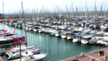 Yat limanında yelkenli. Bulanık görüş. 4K