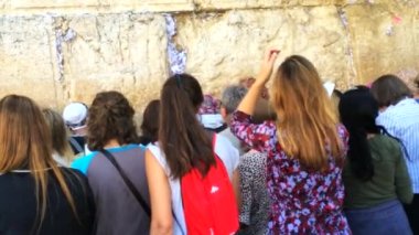 Kudüs, İsrail - 15 Ekim 2018: Eski şehrin Ağlama Duvarı önünde dua eden tanınmamış kadınların görüntüsü