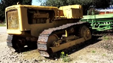 Netivot, Israel - 12 Şubat 2019: Eski bir böcek sürücüsü açık bir kapakla eski bir traktöre bağlandı. 4K