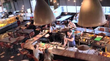 Bira -Sheva, İsrail - 12 Şubat 2019: Ortasında bar olan birkaç kişi modern restoranda. 4K