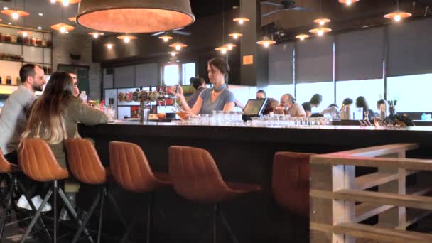 ビール Sheva イスラエル 2月12 2019 真ん中にバーがあるモダンなレストランではほとんどの人 — ストック動画