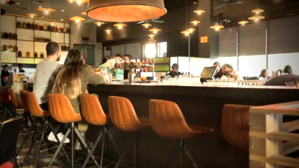ビール Sheva イスラエル 2月12 2019 真ん中にバーがあるモダンなレストランではほとんどの人 — ストック動画