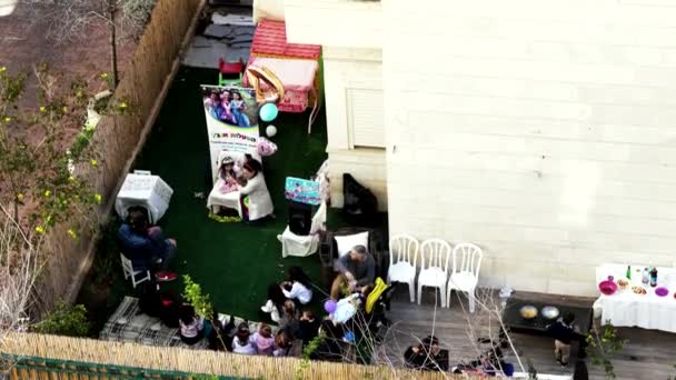 テルアビブ イスラエル 2月10 2019 プライベートハウスの庭で誕生日パーティーを祝う楽しい小さな子供たちのグループ — ストック動画