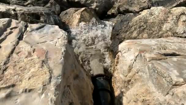 Agua Sucia Fluye Desde Tubería Hacia Río Mar Contaminación Ambiental — Vídeos de Stock