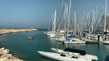 HERZLIYA, ISRAEL - 19 Ocak 2019 Herzliya Marina 'da yelkenli tekneleri. İsrail 'in en büyük marinası. Mega yatlar da dahil olmak üzere her boyuttaki yatlara demirleme yerleri sağlıyor. 4K