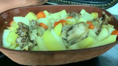 Patates, soğan ve havuçla haşlanmış et. 4K