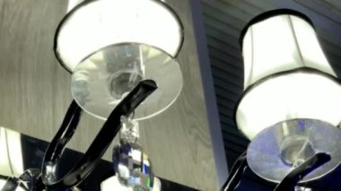 Zarif duvar lambayı söndürüyor. Cam, metal, kristal