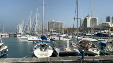 HERZLIYA, ISRAEL - 19 Ocak 2019 Herzliya Marina 'da yelkenli tekneleri. İsrail 'in en büyük marinası. Mega yatlar da dahil olmak üzere her boyuttaki yatlara demirleme yerleri sağlıyor.