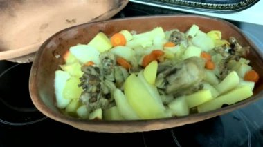 Patates, soğan ve havuçla haşlanmış et..
