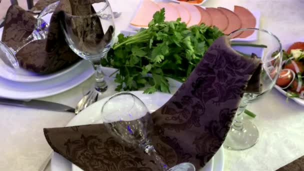 Serviert Festliche Tafel Weiße Tischdecke Braune Serviette Weiße Teller Weingläser — Stockvideo