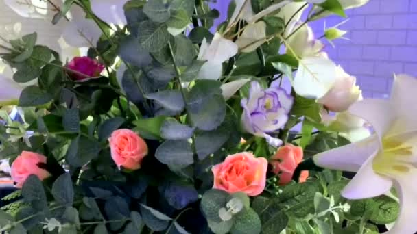 Närbild Bild Vackra Blommor Bukett Bakgrund Med Rosa Rosor Ovanifrån — Stockvideo