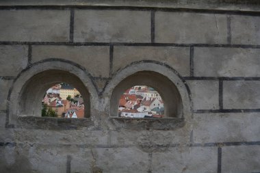 Kalenin yanındaki duvar.