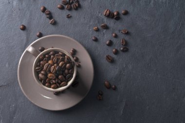 Bir fincan kahve çekirdekleri tam gri kahve