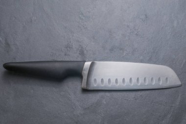 Gri bir tablo döşeme bir şef bıçak kaya yaptı