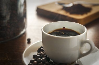 Dumanı tüten bir fincan kahve düşen bırak