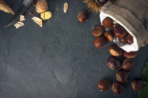 Castanhas Uma Cesta Juta Uma Mesa Rocha Cinza — Fotografia de Stock