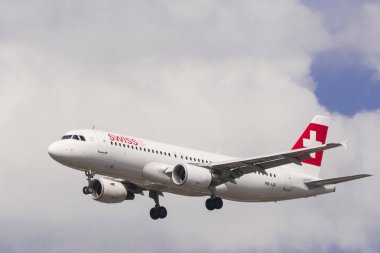 Londra, İngiltere - Ağustos, 8 2013; Swiss Air Airbus A320 bulutlu bir günde Heathrow havaalanında toprakları.