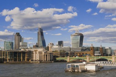 Londra, İngiltere - Ağustos, 11 2013; Yeni Londra'nın devleri Ofis Kulesi yapım aşamasında, Thames Nehri fotoğrafı