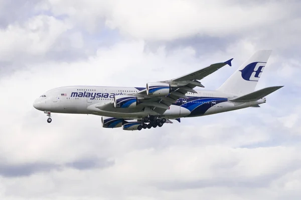 London Storbritannien Augusti 2013 Malaysian Airlines A380 841 Landar Heathrow — Stockfoto