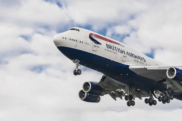 London Storbritannien Augusti 2013 British Airways Airbus Boeing 747 Landar — Stockfoto