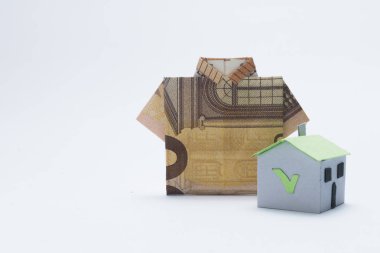 Kağıt saray ve 50 euro banknot katlanmış bir gömlek gibi: mortgage ve kredi kavramı