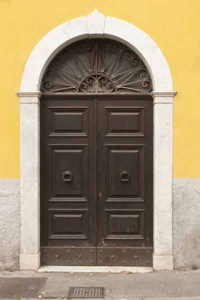 Old Wooden Italian Door Marble Decoration — Stock Photo, Image