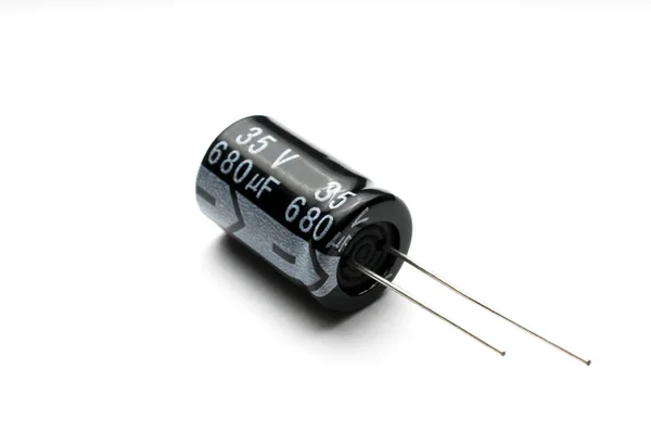 Elektrolitik kapasitör beyaz arkaplanda izole edildi