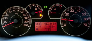 Kilometre sayacı ve rev sayaç ile İtalyan otomobil aracınıza