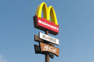 Sarzana, İtalya - 26 Temmuz 2018 - Pole mcdonalds fast food zinciri işareti ile