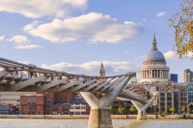 Londra'nın arka plan üzerinde St Paul Chatedral ile millennium Köprüsü