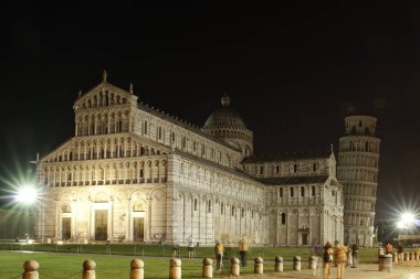 Eğilerek Pisa Kulesi ve chatedral gece Piazza dei Miracoli vurdu