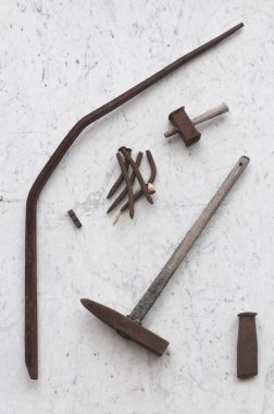 Eski iş araçları Beyaz Carrara mermer çıkarımı için