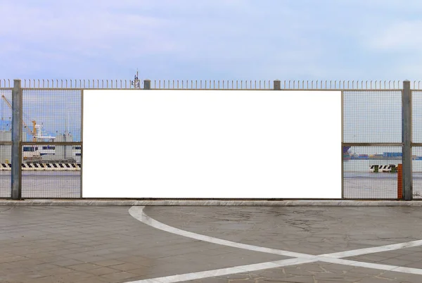 Bir boş Pano liman çit, büyük kopya alanı yeni reklam için hazır